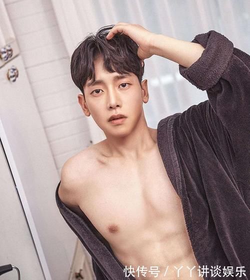 游泳|小鲜肉的颜值、肌肉都超A,瑜伽+游泳锻造质感的胸肌和腹肌