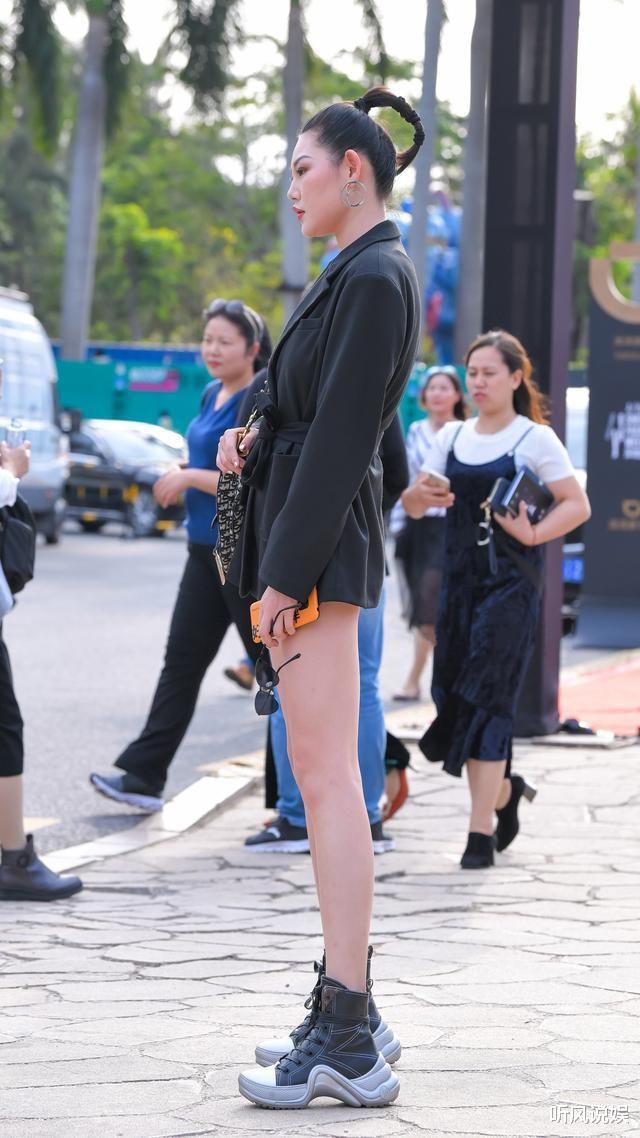 初春时节穿上新装，提升上衣和鞋子的质量，轻松告别路人感