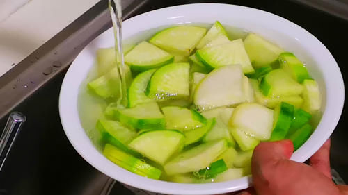  好吃但|跟着老妈学腌萝卜，做法真简单，30年的老方法，1天就能吃，香