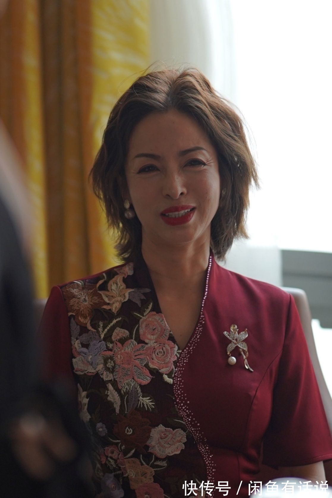 面料 “最美婆婆”婚礼上走红,穿紧身旗袍气质惊艳,新娘看了都有压力