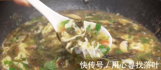 冬天来一碗这样的素菜汤,成本低营养暖胃,特别适合老人和小孩吃!