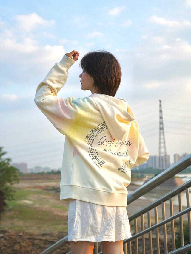 穿搭|这是我见过最洋气的通勤穿搭:风衣搭配牛仔裤,很实用又高级洋气