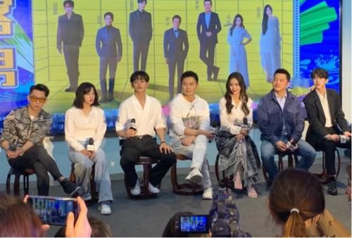 《奔跑吧》发布会现场图，黄旭熙乖巧，蔡徐坤英俊，baby生图比精修还要美