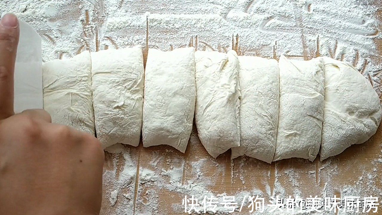 发面饼怎么做最简单？一碗面粉一碗水，用筷子一搅，蓬松又暄软
