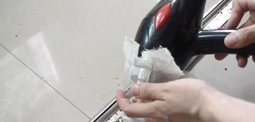 在门口放一个塑料瓶，太聪明了，解决了困扰大家的一大难题，真棒