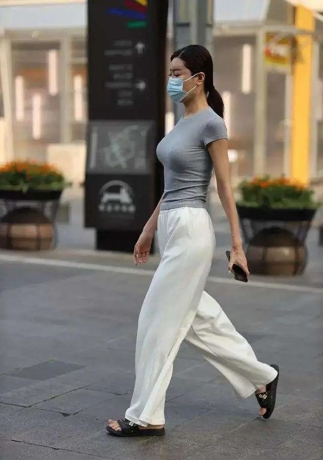 小姐姐 甜美系小姐姐的休闲装,短款上衣配阔腿裤,潮的不行啊!