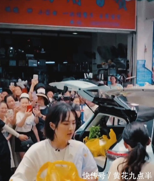 姚安娜|中餐廳路透圖曝光,姚安娜徹底甩脫公主形象,看著比周也更大方!