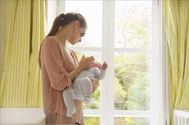 小佳|为什么婴儿喜欢被抱着走动,大人一坐下就哭?这些原因爸妈要明白