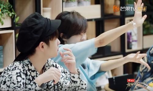  周震南|郁可唯做开心动作，从周震南的表情里，我看到了浪姐和女团的差别