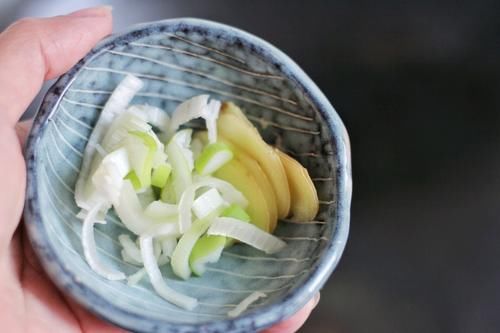 回家吃饭|一人食，1口锅轻松做好，鲜香滑嫩的香菇鸡肉饭，太简单了