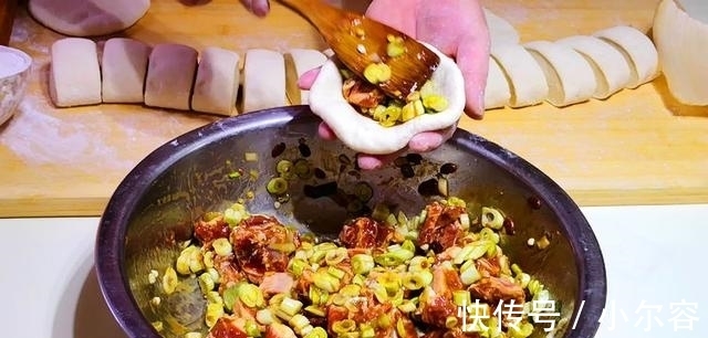 排骨|排骨新吃法：除了红烧还可以做包子，配上2碗小米粥，营养又管饱