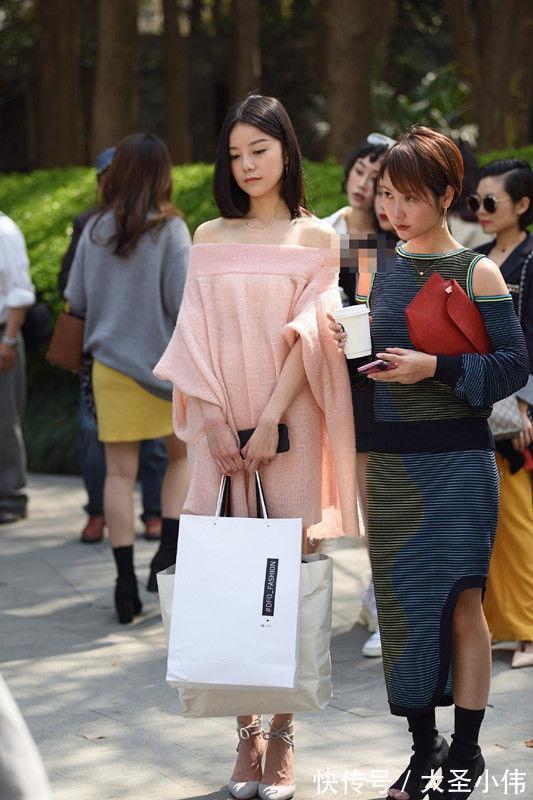 一字肩|美女街拍:一字肩毛衣裙搭配高跟鞋,干净温柔,小姐姐可爱迷人很有温度感