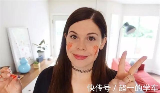 美妆博主 用巧克力豆随机化妆有多难博主涂绿粉底画蓝眉毛,全妆却超惊艳!