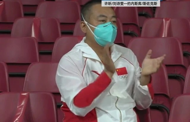4-4|2连胜,4-0!国乒世界冠军进4强,许昕+刘诗雯怒吼,刘国梁鼓掌