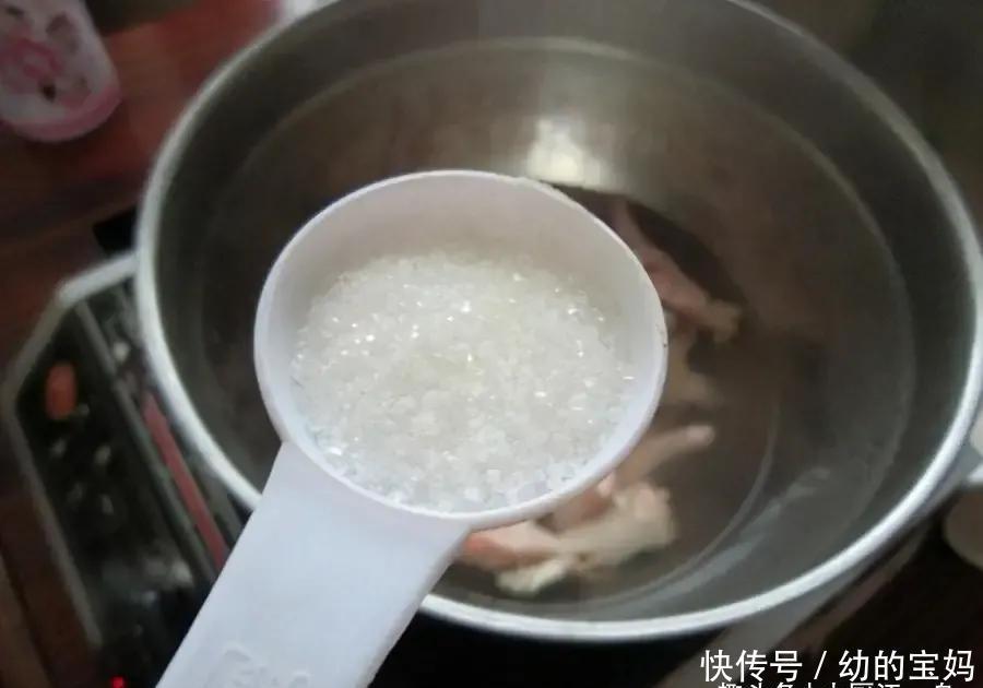 汤圆扔进滚烫的油锅里，瞬间变美食，头一次见这做法，好吃又解馋