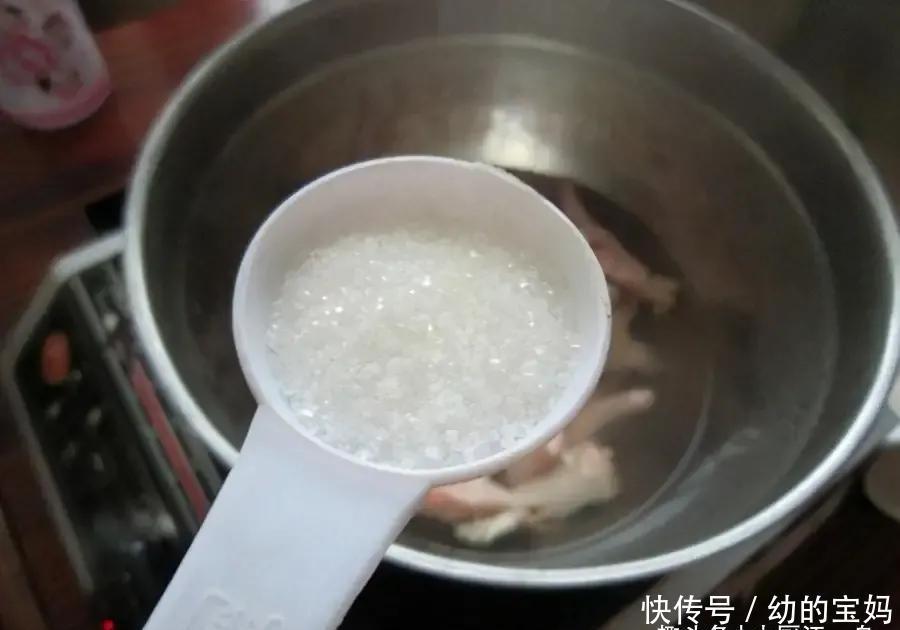 汤圆扔进滚烫的油锅里,瞬间变美食,头一次见这做法,好吃又解馋