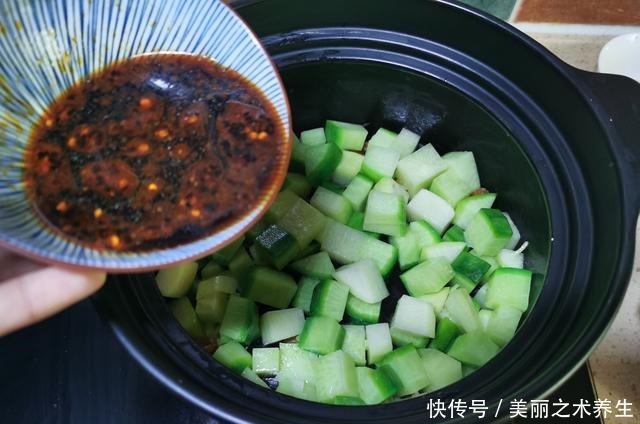 中年|秋天吃它“赛人参”,只要1块钱一斤,简单一焖比吃肉还过瘾!