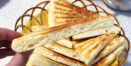 电饼铛烙饼总发硬?原来错在这!厨娘教你1招,放7天不硬还好吃