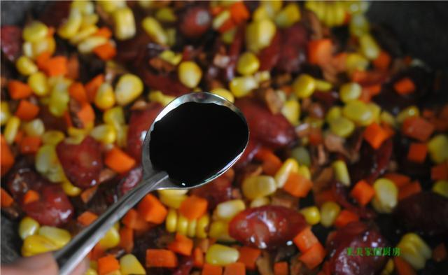 腊肠焖饭|天冷爱做懒人饭,有肉有菜味道好,热热乎乎一大锅,营养真齐活