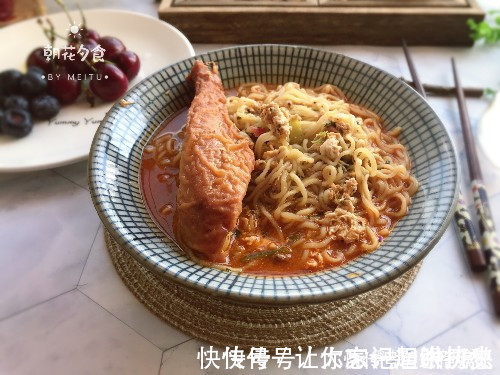 老奶奶|泡面究竟是泡着吃？还是煮着吃？看一卖十几年泡面的老奶奶怎么做