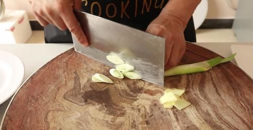 干炸|想吃“干炸小白条”别出去买了,大厨教你在家做,焦香酥脆吃过瘾