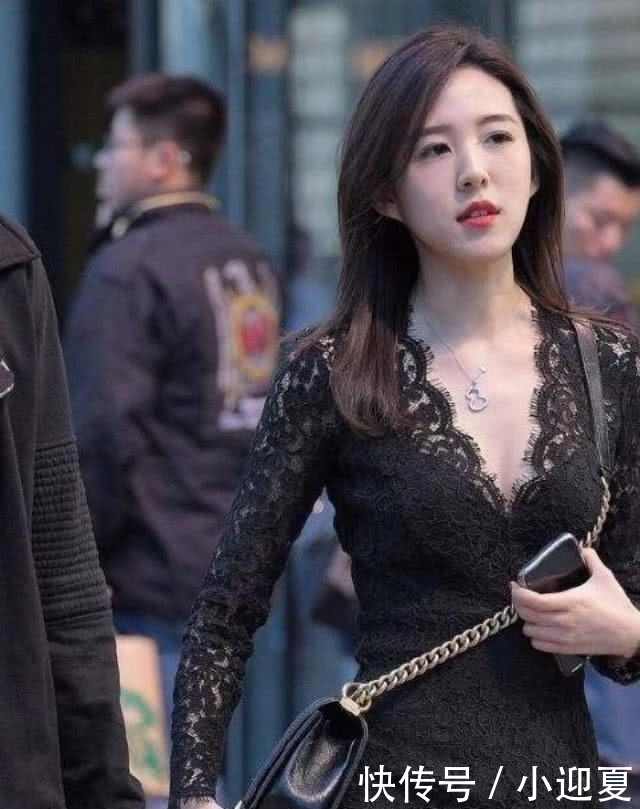 难得一见|街拍:难得一见的蕾丝“蚂蚁腰”,千里挑一的素人女神!