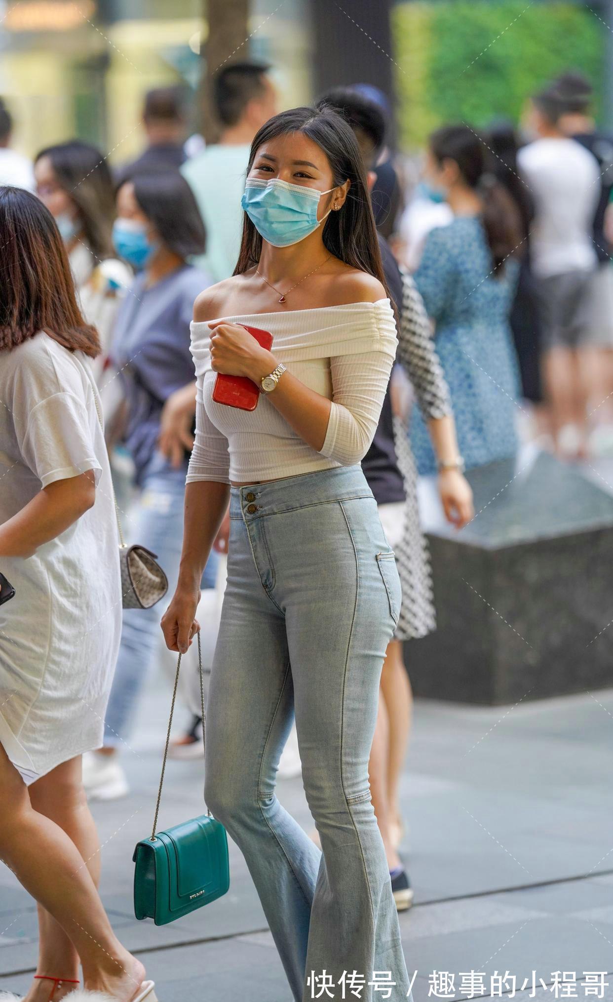 身材高挑|穿牛仔短裤,可以搭配一字领上衣,这样搭配会显得特别清爽