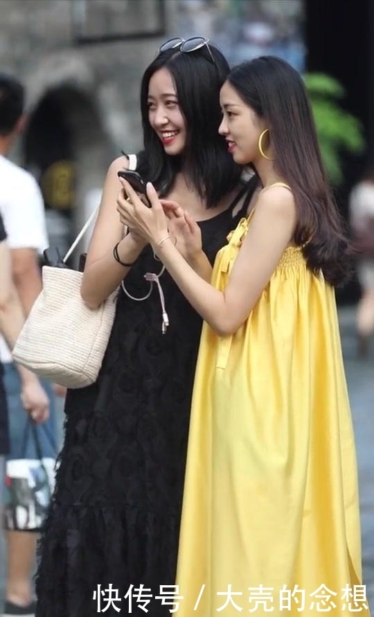 ½ÖÅÄ£º³¤·¢¹ÃÄ°×ɫ¶¼çÁ¬ÒÂȹ£¬ÐãÆøÀöÈË£¡