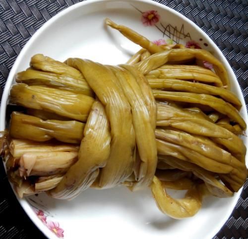 将芋荷梗|冬季，吃萝卜青菜不如它，每天炒一盘，视力好了，不懂吃可惜了