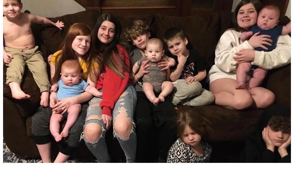 罗文|美国32岁女子生下第12个宝宝,家中孩子多,一周要换600片