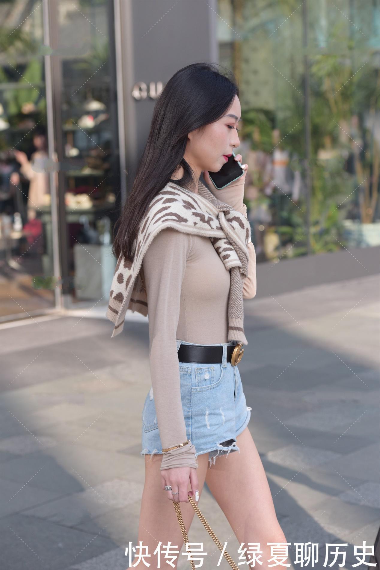 牛仔裤|打底衫搭配牛仔裤看起来太单调, 不如加一件韩式小披肩吧!