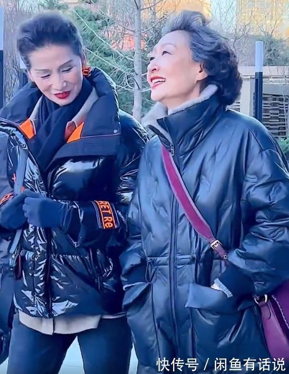 沉闷感 黑色羽绒服怎么就土气了?学70岁奶奶们这样穿,配短靴显高还时髦