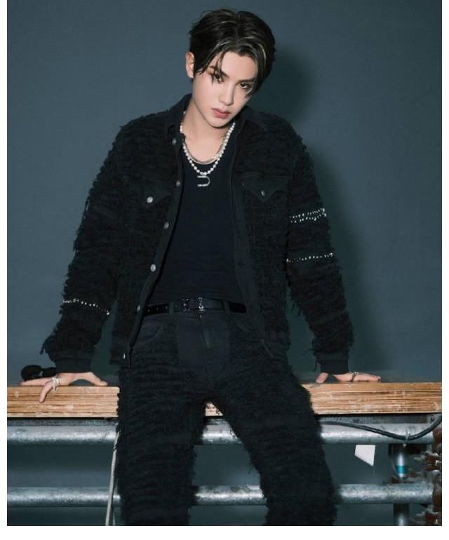 ent|黃明昊海邊氛圍感寫真，黑衣與礁石融為一體，帥氣俊逸少年魅力