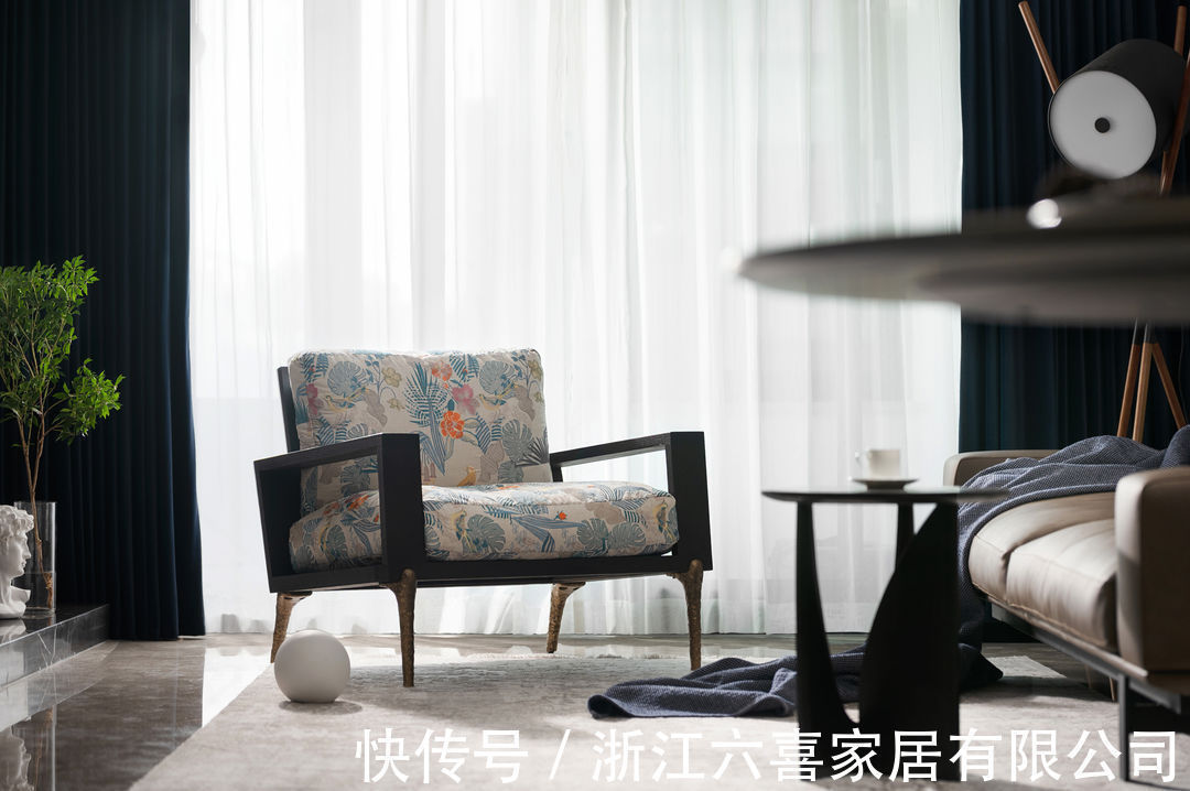 业主|嵌入式冰箱与玄关柜的无界组合，开放式厨房实现空间的通透和敞亮