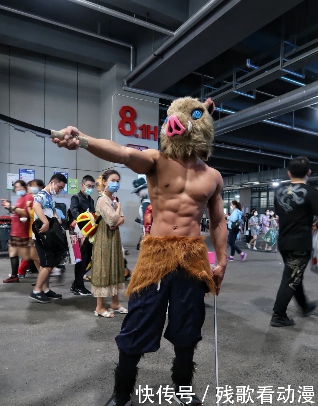 荷尔蒙|漫展黝黑筋肉男火了短发天菜体育生小钢砲,这身腱子肉绝了