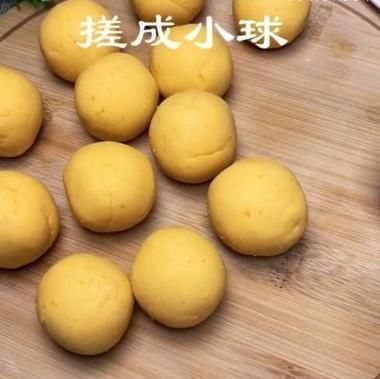  美食|别再去外面买了，大厨教你这样做，一口焖一个芝麻球，简单又好吃