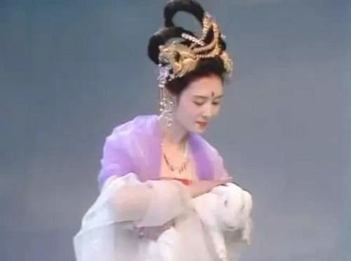  直呼|小姐姐真会玩，模仿《西游记》中的嫦娥仙子，网友直呼：太像了！