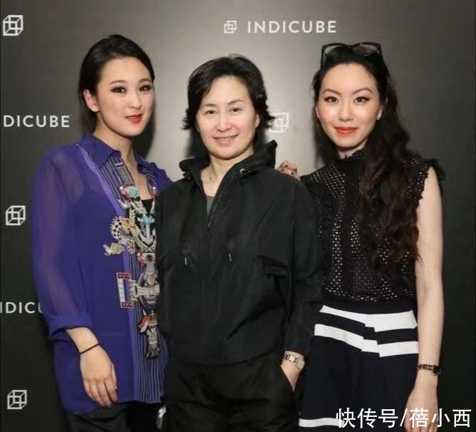 穿搭|何超琼换了清爽短发减龄至少20岁，穿粉色上衣配短裤，秀出豆腐腿