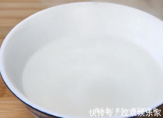 一碗糯米粉，开水一烫，教你做空心麻团，不开裂不回缩，个个空心