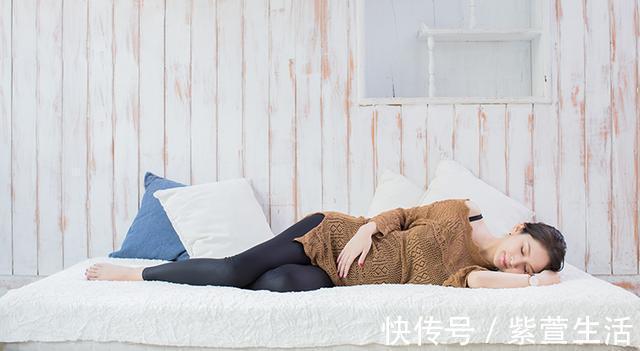 孕妇|仰睡、侧睡,孕妇睡觉姿势有讲究,孕期不同,睡姿大不同