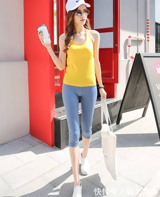 紧身 时髦优雅的打底裤美女,展现出窈窕的腰臀曲线,凸显傲人身材!