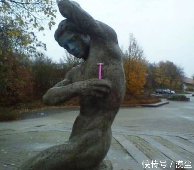 雕塑|生活中被玩坏的雕塑,第一个就满脸尴尬,最后一个直接看的害臊!