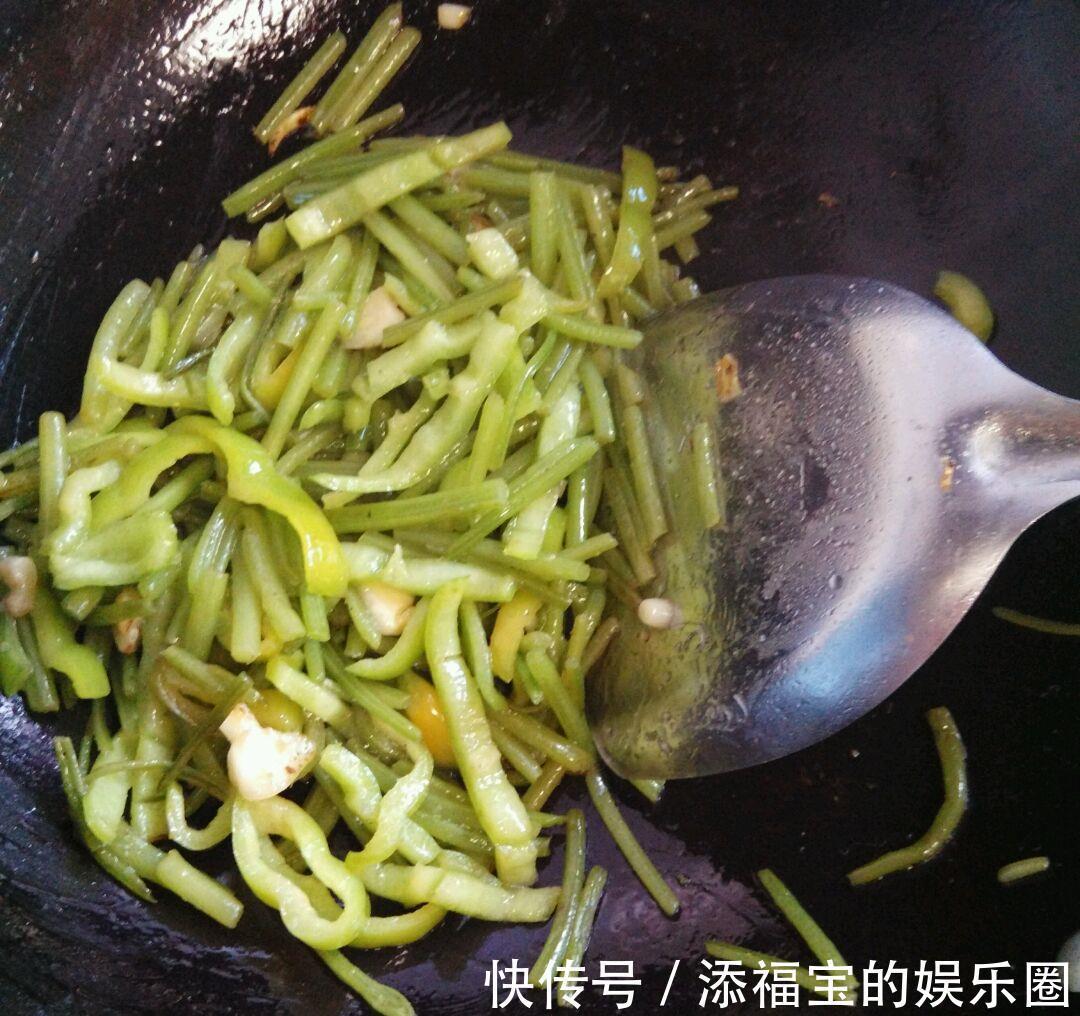 大蒜|此菜是“碱性蔬菜”，吃啥都不如多吃点此菜，很多人都扔掉了