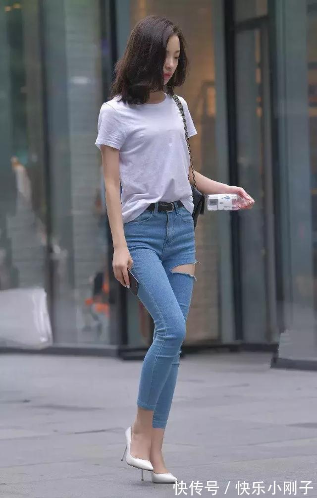 下半身 浅黄色的色调,搭配上紧身的白色短裤,带着一种清新的韵味