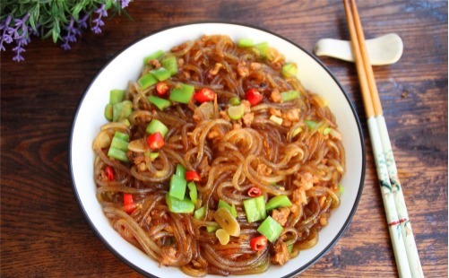 水泡发粉条|餐馆炒粉条爽滑好吃,在家炒就粘锅,原来是我们少做了这一步骤