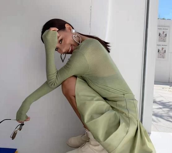  造型|袁立美得真招摇，绿色高跟鞋配大粉裙不俗气，超大项链成了亮点