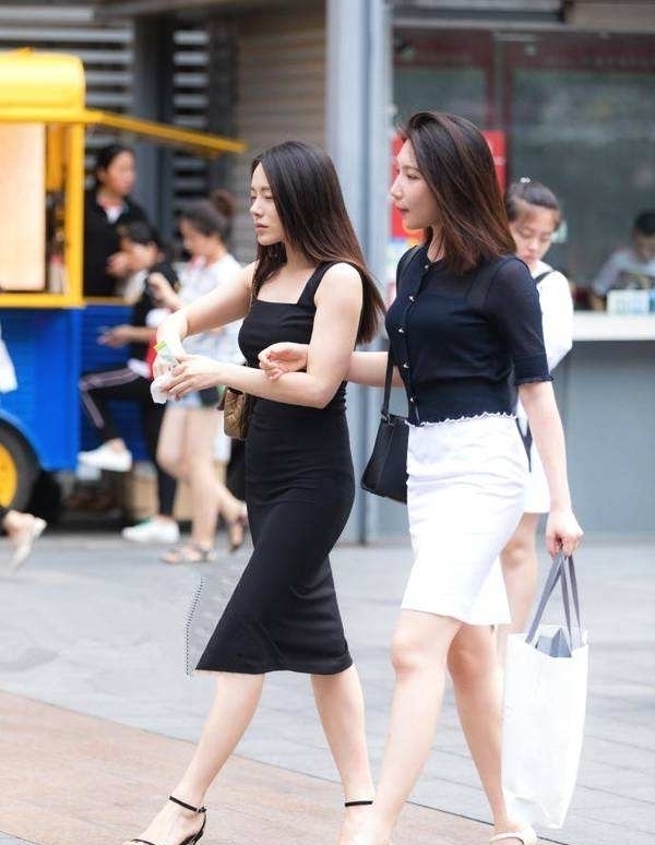 身材|街拍:小姐姐长发及腰,身材曼妙性感至极,你最喜欢哪一个?