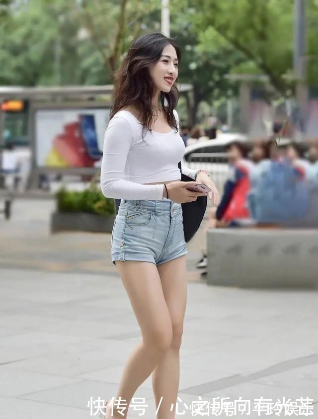 吊带 打底裤的简单穿搭,突出了时尚感和品质感,值得借鉴