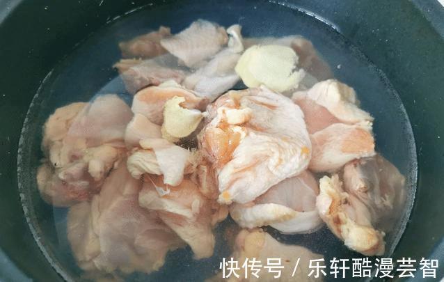 炖鸡汤|秋天多喝汤，炖鸡汤时记住“2窍门”，鸡汤清亮不黑，鲜香味美