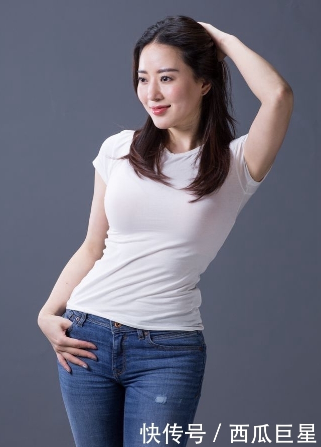 辣妈也喜欢被关注,穿上牛仔裤和纯色T恤,婉约又成熟!
